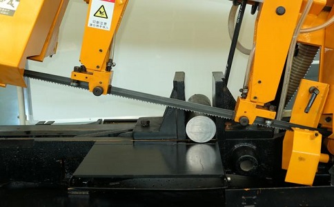 靖安数控带锯床自动送料精度会出现偏差吗？